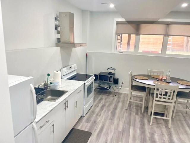 Scarborough New 2-Bedroom Basement Торонто Екстериор снимка